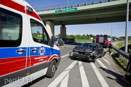 Groźna kolizja nissana z ciężarówką na S7