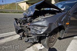 Groźna kolizja nissana z ciężarówką na S7