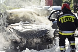 Pożar samochodu na drodze nr 22
