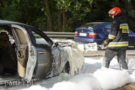 Pożar samochodu na drodze nr 22