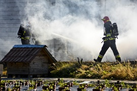 Pożar ciężarówki tuż pod warsztatem w Kazimierzowie
