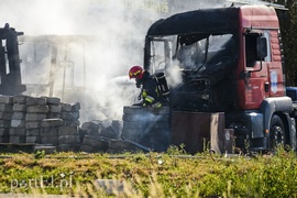 Pożar ciężarówki tuż pod warsztatem w Kazimierzowie