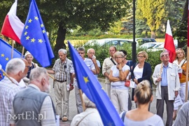 Władza, w sposób cyniczny, robi z nas poddanych