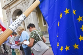 Władza, w sposób cyniczny, robi z nas poddanych