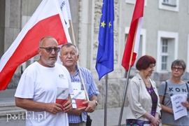 Władza, w sposób cyniczny, robi z nas poddanych