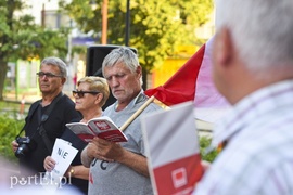 Władza, w sposób cyniczny, robi z nas poddanych