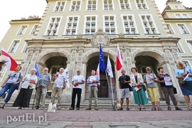 Władza, w sposób cyniczny, robi z nas poddanych