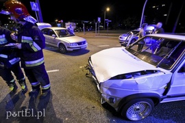 Zderzenie dwóch volkswagenów, trzy osoby w szpitalu