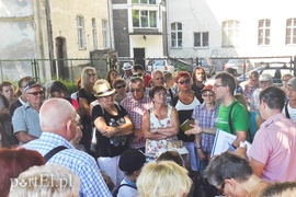 Historia z przewodnikami w tle