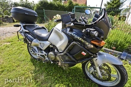 Zderzenie motocyklisty z peugeotem