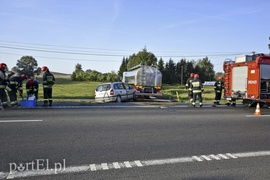 Zderzenie opla z ciężarówką podczas wyprzedzania