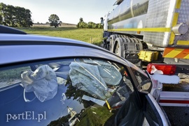 Zderzenie opla z ciężarówką podczas wyprzedzania