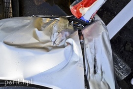 Zderzenie opla z ciężarówką podczas wyprzedzania