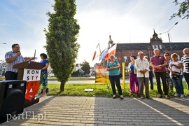 Jedyny taki dąb w Polsce ma nową tablicę