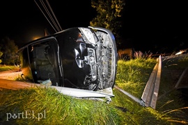 Opel zatrzymał się na boku