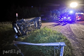 Opel zatrzymał się na boku