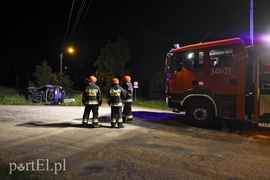 Opel zatrzymał się na boku