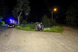 Opel zatrzymał się na boku