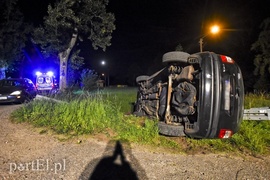Opel zatrzymał się na boku