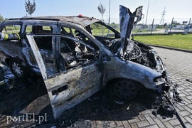 Na Żuławskiej spłonął chrysler