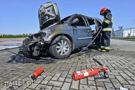 Na Żuławskiej spłonął chrysler