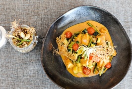 Danie główne - Czerwone curry z fasolką szparagową (ostre):
kurczak/ fasolka szparagowa/ cebula/ imbir/ czosnek/ piri piri/ mleko kokosowe/ cukinia/ pomidor/ ryż.