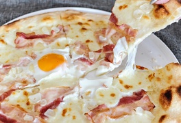 Pizza Carbonara:
mozarella/ śmietana/ boczek/ czosnek/ jajko sadzone.