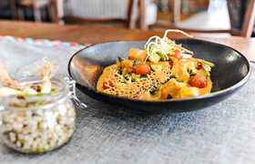 Danie główne - Czerwone curry z fasolką szparagową (ostre):
kurczak/ fasolka szparagowa/ cebula/ imbir/ czosnek/ piri piri/ mleko kokosowe/ cukinia/ pomidor/ ryż.