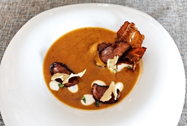 Zupa - Krem z fasoli i pomidorów (a'la fasolka po bretońsku):
chips fasolowy/ domowa kiełbasa/ boczek/ chutney z pomidora.