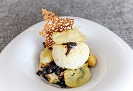 Deser - Smażone owoce z sosem kawowo - czekoladowym:
banan/ kiwi/ brzoskwinia/ jagody/ rozmaryn/ lody waniliowe.