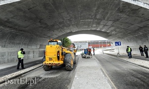 Na wiadukt wjechały ciężarówki, mieszkańcy pojadą nim w październiku