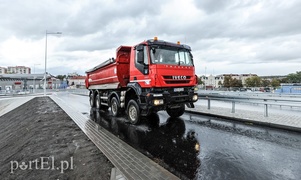 Na wiadukt wjechały ciężarówki, mieszkańcy pojadą nim w październiku
