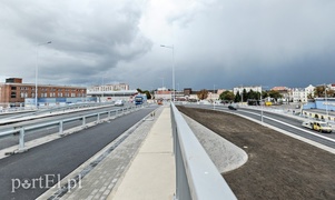 Na wiadukt wjechały ciężarówki, mieszkańcy pojadą nim w październiku