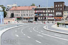 Na wiadukt wjechały ciężarówki, mieszkańcy pojadą nim w październiku