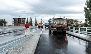 Na wiadukt wjechały ciężarówki, mieszkańcy pojadą nim w październiku