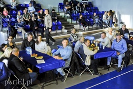 Lewy prosty w hali MOS-u