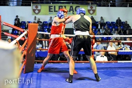 Lewy prosty w hali MOS-u