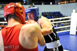 Lewy prosty w hali MOS-u