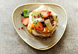 Beza biszkoptowa:
czarna porzeczka/maliny/mango/gruszka/mascarpone.