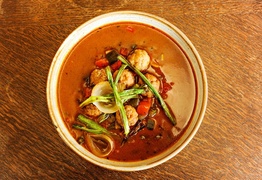 Zupa węgierska z pulpetami:
wieprzowina / papryka / ogórek / cebula / czosnek / tymianek.