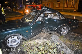 Uderzył w drzewo i jaguar stanął na boku