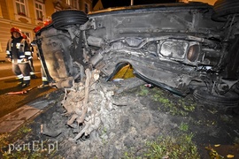 Uderzył w drzewo i jaguar stanął na boku