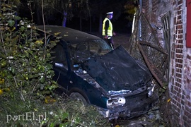 Uderzył w ścianę, dwie osoby trafiły do szpitala