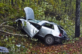 Audi uderzyło w drzewo