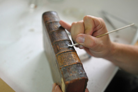 Konserwacja zabytkowych czasopism i gazet ze zbiorów Biblioteki Elbląskiej