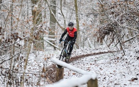 Kolarskie zmagania w błocie i śniegu