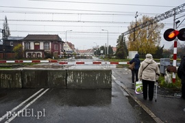 Pod wiaduktem przejścia nie ma