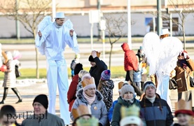 Trzej królowie jadą, złoto, mirrę kładą