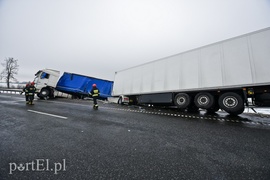 Wypadek ciężarówek na S7. Uwaga na utrudnienia