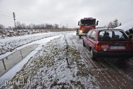 Cofając wjechała do… rzeki